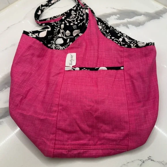 NWOT Thirty-One Vibrant Pink Tote/ Black Floral Crossbody Hobo REVERSIBLE Bag - Picture 4 of 11